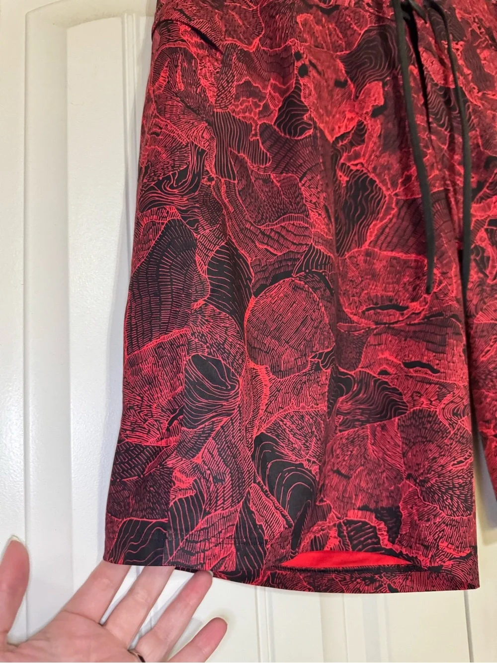 Lululemon Current State Board Swim Short 10” in Spicy Red/Black Size 33
